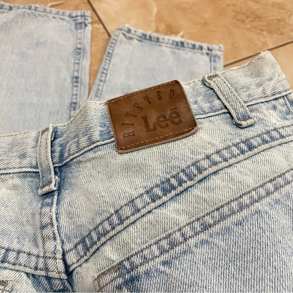 Vintage 90’s LEE Riveted Vintage High-Rise Light Wash Mom Jeans 28 waist - Picture 5 of 6